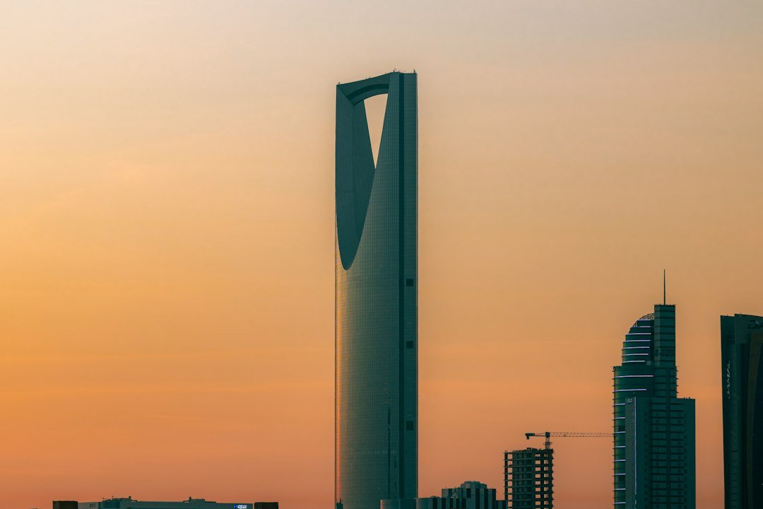 أفضل قنوات توليد العملاء المحتملين للشركات في السعودية مع مشهد أعمال الرياض