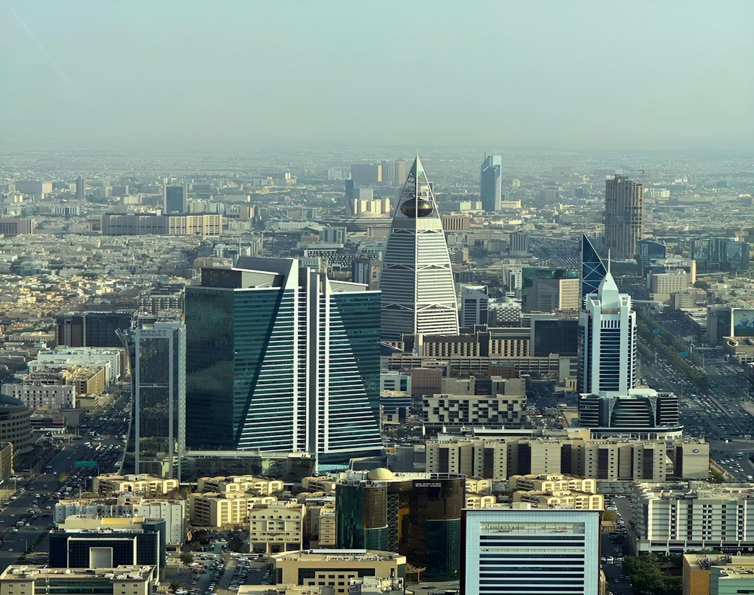 كيفية توليد عملاء محتملين مؤهلين في السعودية عبر استهداف واضح ومنظومة مبيعات مترابطة
