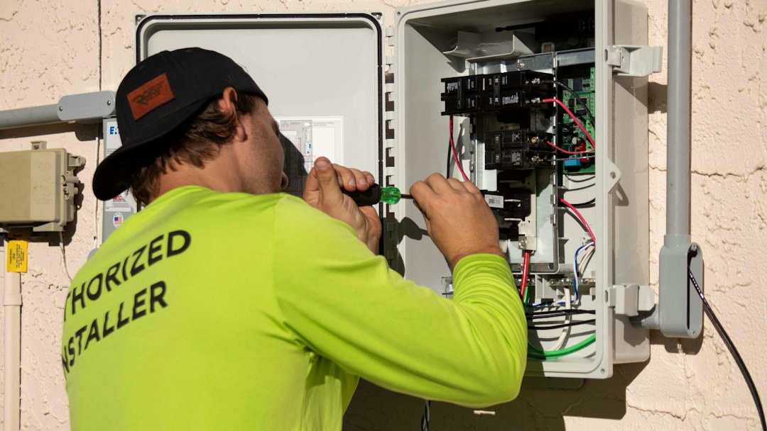 Elektriker som arbetar i elcentral
